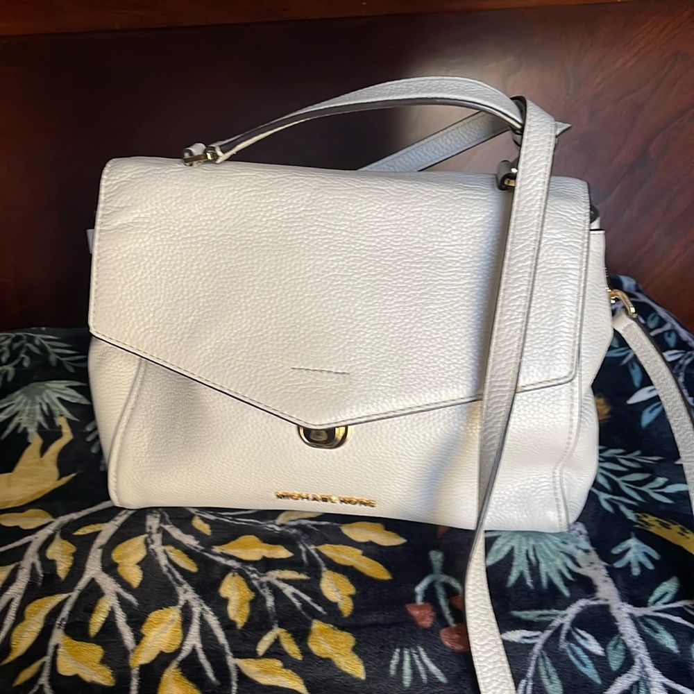 Beautiful Michael Kors bag, very spacious, cream leather, crossbody.